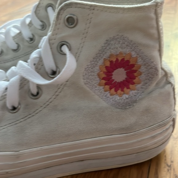 High Top Converse white with embroidered flower - Picture 3 of 5